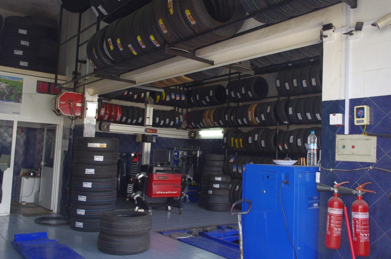 Tyre workshop with alignment machine